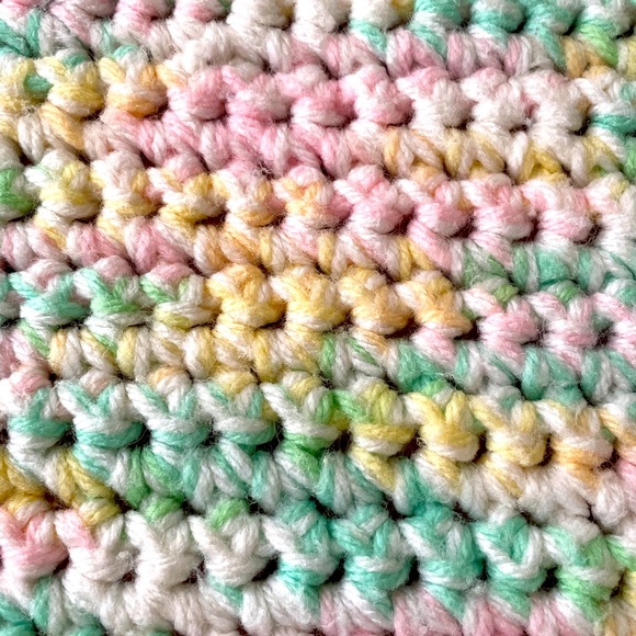 Sale🔥🔥 Handmade Tablecloth Size: 43 X 25 - Picture 3 of 6